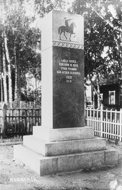 памятник солдатам 1918 ограда.jpg