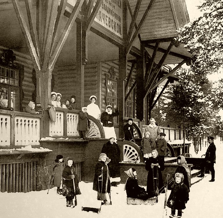 Дети из санатория Колачевских на прогулке. 1911 год - копия.jpg