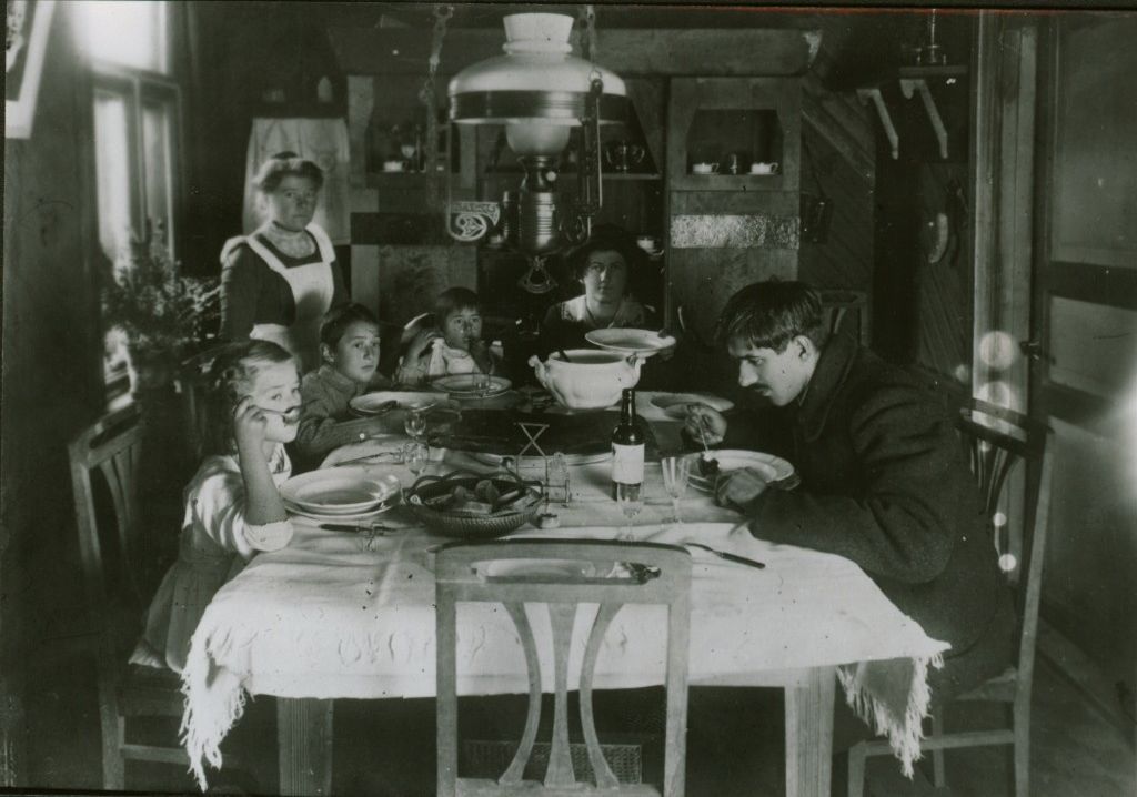 дача Чуковского 1912 столовая.jpg
