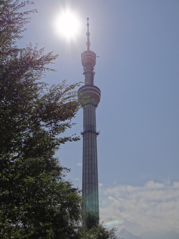 Телебашня Кок-Тюбе. неофициальное наименование — Алмати́нская телеба́шня — телевизионная и радиовещательная башня в Алма-Ате, Казахстан, построенная в период с 1975 по 1983 годы. Открыта 1 июня 1984 года. Башня является одним из самых сейсмостойких зданий в городе, сейсмоустойчивость 10 баллов . 2-е по высоте сооружение Казахстана и 32-е мира (в момент ввода в эксплаутацию — 4-ое в мире). Башня расположена ниже вершины горы Кок-Тюбе, к юго-востоку от центра города. Высота башни 371,5 м , в том числе высота антенны 114 м. Высота башни над уровнем моря: 1452 м (вместе с горой Коктобе), то есть с учётом горы это самая высокогорная телебашня в мире!