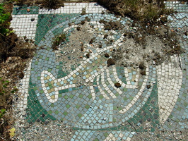 Мозаика на дне чаши фонтана перед рестораном «Олень».