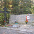 Мемориал А. А. Ахматовой на Комаровском кладбище. 2001 год.