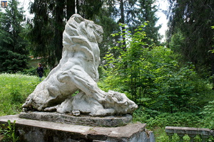 Скульптура льва, попирающего кабана