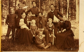 Ило Шрёдер  слева. родители и братья-сестры ок.1885