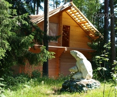 Скульптура прежнего санатория: медведь