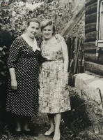 Сестры Анна и Мария возле отчего дома. Июнь 1962 года
