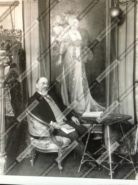 ЦГАКФФД_Уч.18_П-т издателя С М Прроппера  в кресле в гост его кв.у п-та жены 1913 ФАБ.jpg